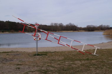 Kurtarma ekipmanları gölün sahilinde boğuluyor. Habermannsee, Kaulsdorf, Berlin, Almanya.