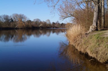Göl manzarası. Wuhlesee, Kaulsdorf, Berlin, Almanya.