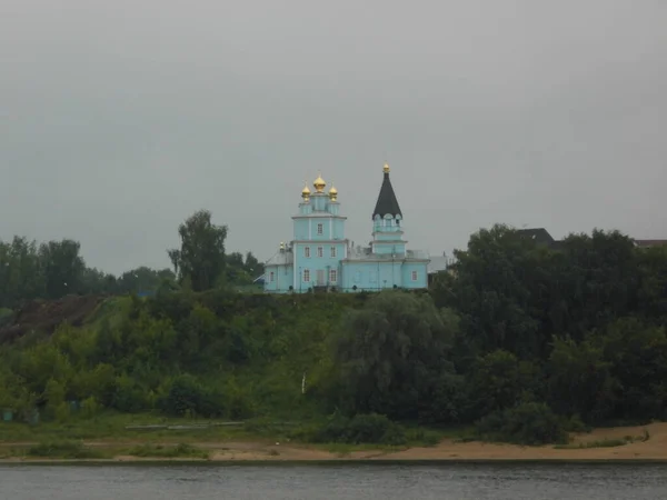 Blick Vom Fluss Auf Die Kirche Christlich Orthodoxer Tempel Russland — Stockfoto