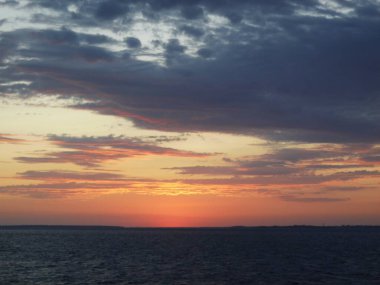 Volga nehrinin üzerinde gün batımı. Nizhny Novgorod. Rusya.