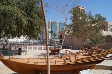 Bir tekne. Modern mimarisi olan güzel bir şehir. Dubai, Birleşik Arap Emirlikleri