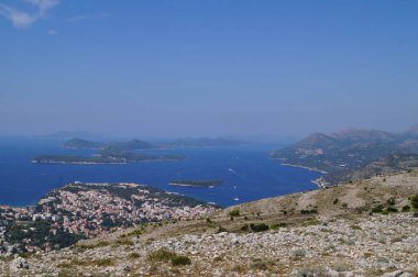 Denizin kayalık kıyısı. Adriyatik 'teki Dubrovnik şehrine bir bak. Hırvatistan