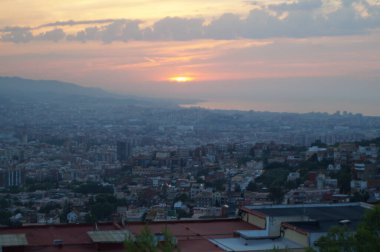Gün batımında Barcelona 'nın güzel manzarası. Resimli manzaralı büyük bir şehir. İspanya. 