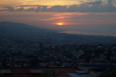 Gün batımında Barcelona 'nın güzel manzarası. Resimli manzaralı büyük bir şehir. İspanya. 