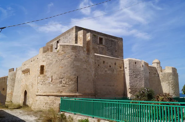 Brucoli Veduta Della Vecchia Fortezza Vicino Mare Con Piante Fiori — Foto Stock