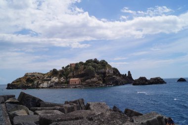 Cyclopean Adaları 'nın denizdeki güzel manzarası. Aci Trezza, Cyclopean Adaları, Catania ili, Sicilya, İtalya