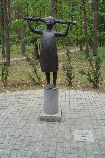 伯顿斯雕塑的痕迹伯顿斯中央公园立陶宛 — 图库照片
