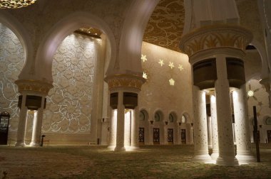 Müslüman bir caminin içi. Şeyh Zayed Büyük Cami. Abu Dabi, Birleşik Arap Emirlikleri