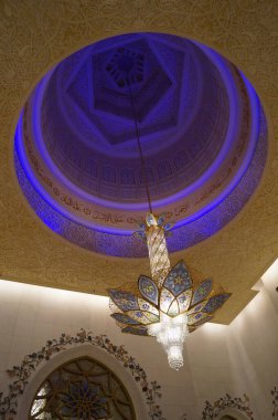 Müslüman bir caminin içi. Şeyh Zayed Büyük Cami. Abu Dabi, Birleşik Arap Emirlikleri