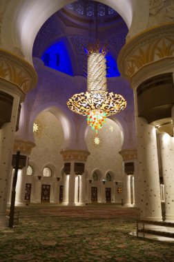 Müslüman bir caminin içi. Şeyh Zayed Büyük Cami. Abu Dabi, Birleşik Arap Emirlikleri