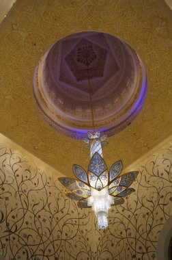 Müslüman bir caminin içi. Şeyh Zayed Büyük Cami. Abu Dabi, Birleşik Arap Emirlikleri