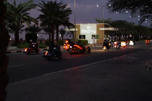 Motociclisti Viaggiano Notte Sull Autostrada Sull Isola Marjan Emirati Arabi — Foto Stock