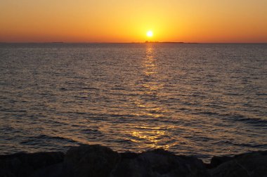 Birleşik Arap Emirlikleri 'nde muhteşem bir gün batımı. Basra Körfezi. Al Marjan Adası.