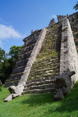 Meksika 'daki piramit. Chichen Itza, Meksika 'nın Yucatan Yarımadası' nın kuzeyindeki Maya siyasi ve kültürel merkezidir. Chichen Itza, Yucatan, Meksika
