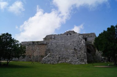 Meksika 'daki harabeler. Chichen Itza, Meksika 'nın Yucatan Yarımadası' nın kuzeyindeki Maya siyasi ve kültürel merkezidir. Chichen Itza, Yucatan, Meksika