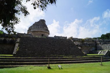 Meksika 'daki harabeler. Chichen Itza, Meksika 'nın Yucatan Yarımadası' nın kuzeyindeki Maya siyasi ve kültürel merkezidir. Chichen Itza, Yucatan, Meksika