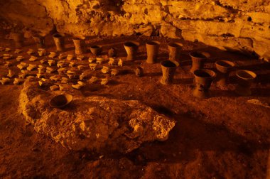Balankanche Mağarası 'nda ayin çömlekleri. Balancanche, Meksika 'nın Chichen Itza yakınlarındaki en ünlü Maya mağara alanlarıdır..