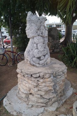 Tulum şehrindeki heykel. Tulum, Mayalar 'ın inşa edip yaşadığı son şehirlerden biriydi. Meksika