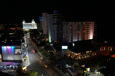 Gece şehir manzarası. Cancun, Meksika 'nın Quintana Roo eyaletinde Yucatan Yarımadası' nın kuzeydoğu kıyısında yer alan bir şehirdir..