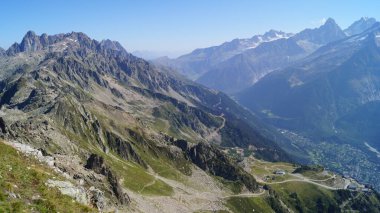 Güzel dağ manzarası. Chamonix-Mont-Blanc, Fransa 'nın güneydoğusunda Auvergne-Rhne-Alpes bölgesinde Haute-Savoie ilinde bir komün.. 