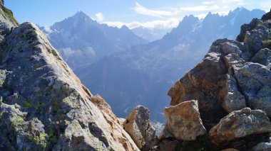 Güzel dağ manzarası. Chamonix-Mont-Blanc, Fransa 'nın güneydoğusunda Auvergne-Rhne-Alpes bölgesinde Haute-Savoie ilinde bir komün.. 
