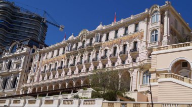 Monako 'da tarihi bir binanın cephesi.