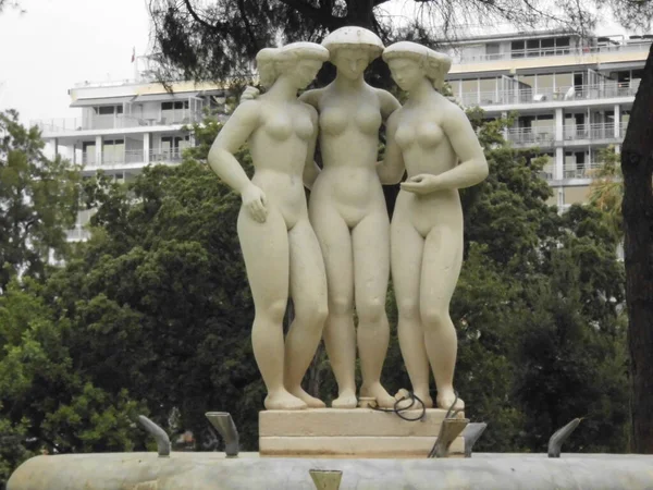 Rzeźba Trzech Dziewcząt Rzeźbiarza Antoniucci Volti 1915 1989 Villefranche Sur — Zdjęcie stockowe