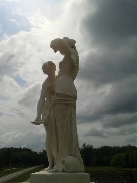 フォンテーヌブロー公園に2人の女性の彫像 フランスのフォンテーヌブロー — ストック写真