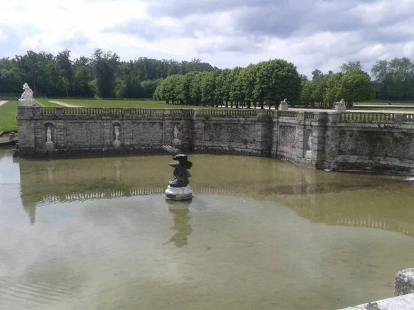 フォンテーヌブロー宮殿庭園噴水とグランド運河 フランス — ストック写真
