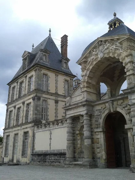 入り口にアーチ フォンテーヌブロー宮殿はパリの中心部の南東に位置し フォンテーヌブローの町では最大のフランス王室のシャトーの一つです — ストック写真