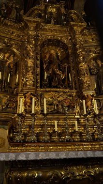 Katedralin iç kısmı. Kutsal Haç Katedrali ve Barselona Katedrali olarak da bilinen Aziz Eulalia, Barselona, Katalonya ve İspanya 'nın başpiskoposu Barcelona Katedrali' nin başkentidir..