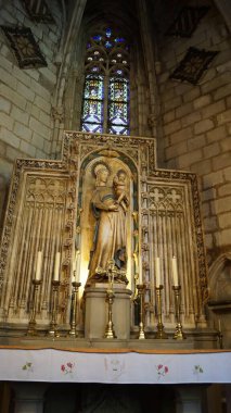 Katedralin iç kısmı. Kutsal Haç Katedrali ve Barselona Katedrali olarak da bilinen Aziz Eulalia, Barselona, Katalonya ve İspanya 'nın başpiskoposu Barcelona Katedrali' nin başkentidir..