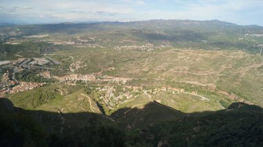 Montserrat dağı ziyaretçilerine Katalonya 'nın iç kesimlerinde harika bir manzara sunuyor. Barselona, İspanya