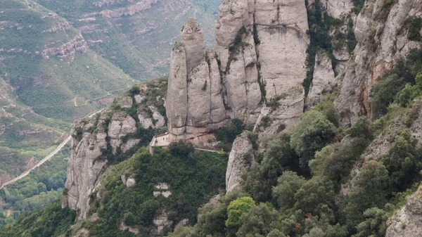 モンセラット山はカタルーニャの奥地への素晴らしい眺めを提供しています スペインのバルセロナ — ストック写真
