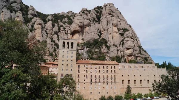 自然公園の真ん中にある山脈には サンタ マリア モンセラットのベネディクト会修道院もあります スペインのバルセロナ — ストック写真