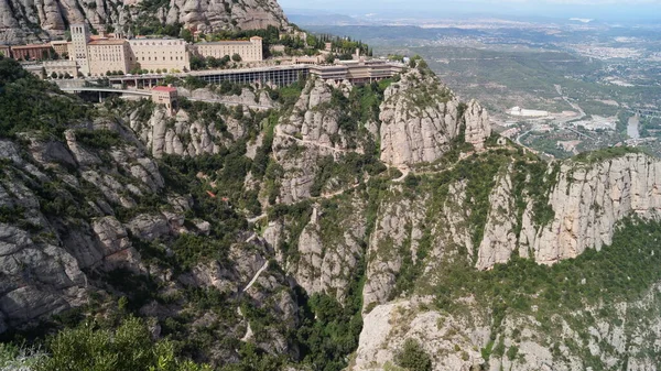 Οροσειρά Στη Μέση Ενός Φυσικού Πάρκου Φιλοξενεί Επίσης Μοναστήρι Benedicine — Φωτογραφία Αρχείου