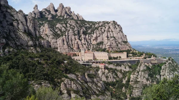 自然公園の真ん中にある山脈には サンタ マリア モンセラットのベネディクト会修道院もあります スペインのバルセロナ — ストック写真