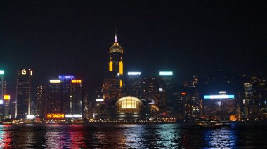 Geceleyin Hong Kong şehri manzarası. Çin