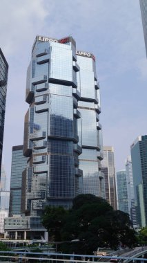 Hong Kong 'un görkemli gökdelenleri. Hong Kong dünyanın en yoğun nüfuslu yerlerinden biridir. Evet. Çin