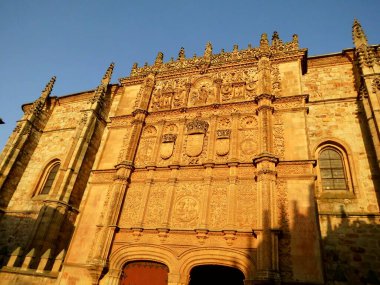 Üniversitenin batı cephesi. Salamanca aynı zamanda altın renkli taştan yapıldığı için altın şehir olarak da adlandırılır. Salamanca, İspanya