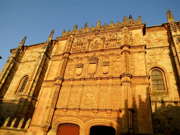 Üniversitenin batı cephesi. Salamanca aynı zamanda altın renkli taştan yapıldığı için altın şehir olarak da adlandırılır. Salamanca, İspanya