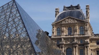 Louvre Sarayı, 12. yüzyılın sonlarından 13. yüzyıla kadar II. Philip 'in altında Louvre Kalesi olarak inşa edilmiştir. Louvre dünyanın en büyük sanat müzesi ve Paris, Fransa 'da tarihi bir anıttır..