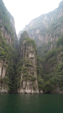 Çin 'deki Altın Ejder Vadisi ya da Longqing Vadisi, Pekin' in Yanqing İlçesi 'ndeki Gucheng köyünde güzel dağların ve harika suların yanı sıra güzel bir manzaranın da bulunduğu pitoresk bir bölgedir. Çin
