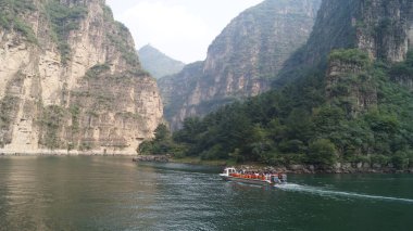 Çin 'deki Altın Ejder Vadisi ya da Longqing Vadisi, Pekin' in Yanqing İlçesi 'ndeki Gucheng köyünde güzel dağların ve harika suların yanı sıra güzel bir manzaranın da bulunduğu pitoresk bir bölgedir. Çin