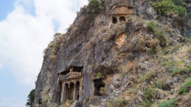 Fethiye 'nin tepesindeki sarp kayalıklara oyulmuş Lycian kaya mezarları. Fethiye, Mugla, Türkiye