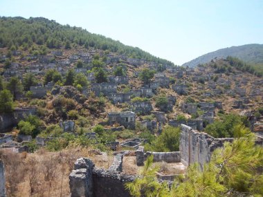 Kayakoy köyünün terk edilmiş evleri ve harabeleri. Kayakoy, Türkiye 'nin güneybatısında, eski Lycia ilinin Fethiye ilçesine bağlı bir köydür. Türkiye.