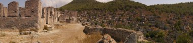 Kayakoy köyünün terk edilmiş evleri ve harabeleri. Kayakoy, Türkiye 'nin güneybatısında, eski Lycia ilinin Fethiye ilçesine bağlı bir köydür. Türkiye.