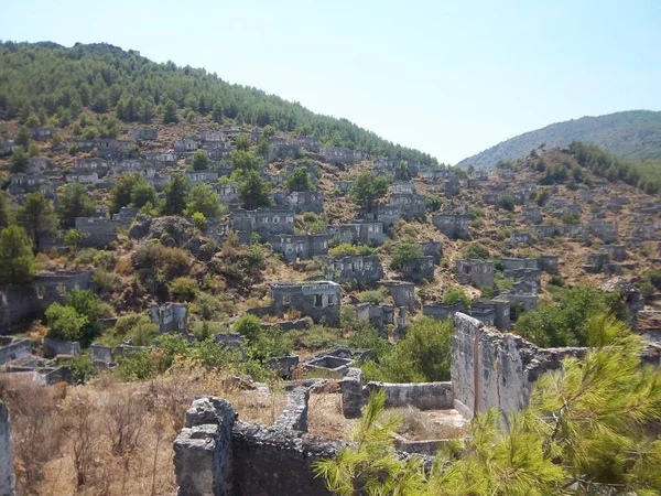 Kayakoy köyünün terk edilmiş evleri ve harabeleri. Kayakoy, Türkiye 'nin güneybatısında, eski Lycia ilinin Fethiye ilçesine bağlı bir köydür. Türkiye.