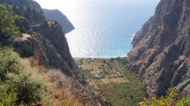 Kelebek Vadisi 'nin havadan görünüşü. Güneşli yaz plajı. Kelebek Vadisi, Uzunyurt, Fethiye / Mugla, Türkiye