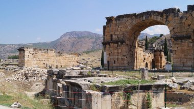  Hierapolis, Küçük Asya 'nın Phrygia bölgesinde (şimdi Türkiye' de Pamukkale Dağı 'nda) antik bir Yunan kentidir. Türkiye